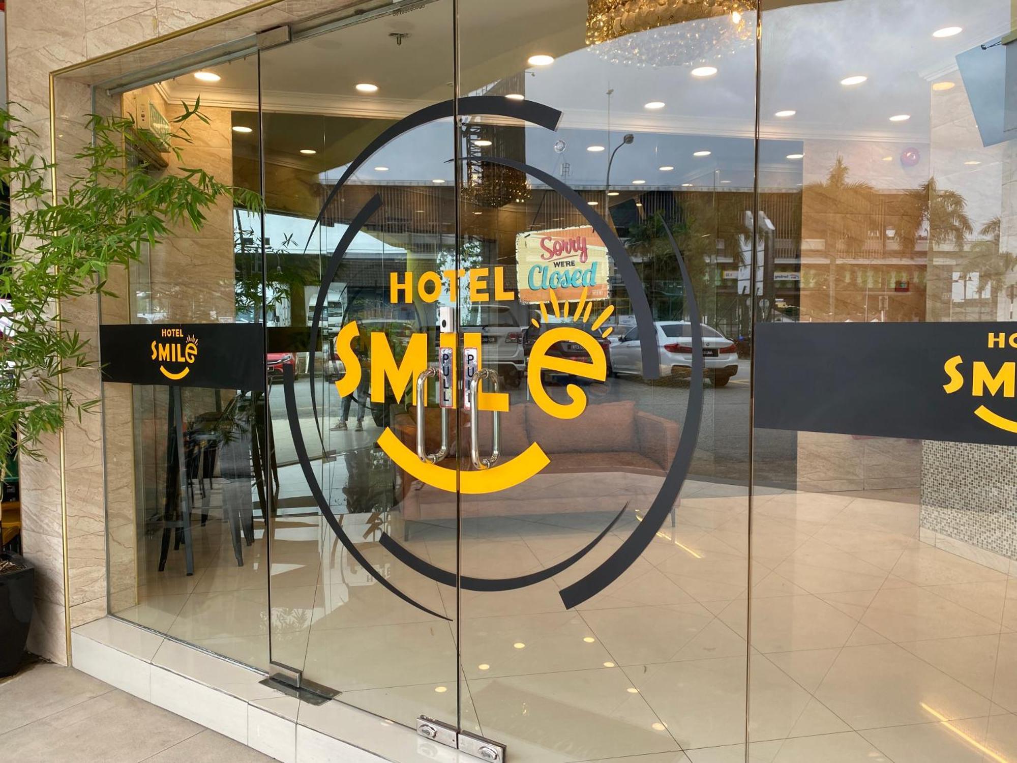 Smile Hotel Serdang South City Exteriör bild